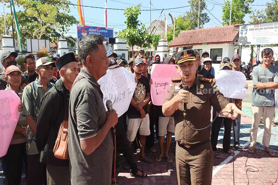 Ratusan warga pertanyakan kasus dugaan pungli segel tanah di Desa Sawoo. (Foto/Endra Dwiono/Beritajatim.com)