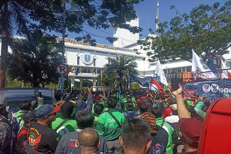 Ojol Demo Kantor Gubernur Jatim, Polisi Terjunkan 625 Personel Ratusan massa ojol saat berdemo di depan kantor Gubernur, Kamis (20/07/2023). (Foto/anggadia)