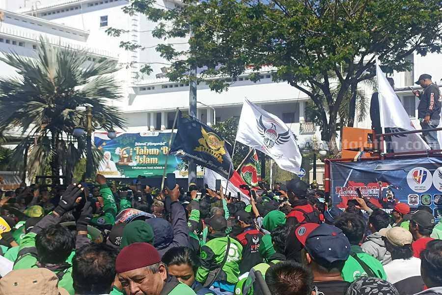 Sah! Tarif Minimal Ojek Online Naik 17 Persen Massa aksi demo Ojol di depan kantor Gubernur Jawa Timur, Kamis (20/07/2023). (Foto/Anggadia).