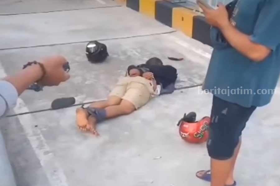 Bandit Curanmor Sidoarjo Tertangkap di Jembatan Suramadu Bandit Curanmor yang ditangkap korbannya sendiri di Jembatan Suramadu.