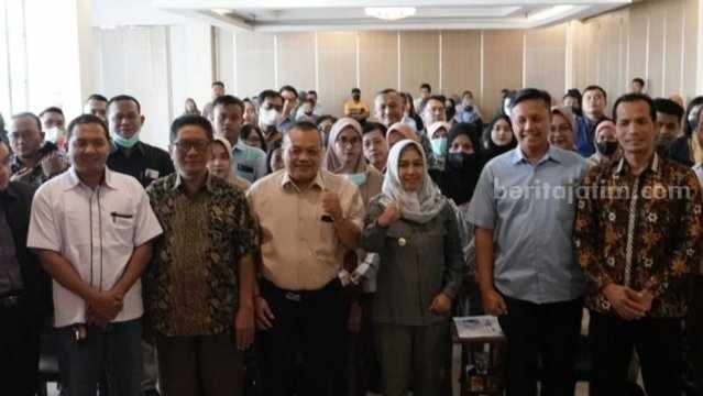 Wali Kota Mojokerto, Ika Puspitasari saat menghadiri Sosialisasi Ketenagakerjaan di Ruang Prajna Wicitra lantai empat, Gedung MPP Gajah Mada Kota Mojokerto. [Foto : ist]