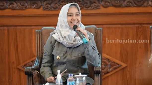 Wali Kota Mojokerto Ika Puspitasari saat menjadi narasumber sosialisasi pengasuhan remaja pada acara 'Ngopi Darat' di Ruang Sabha Mandala Madya Balai Kota Mojokerto. [Foto : ist]