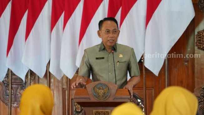 Sekdakot Mojokerto, Gaguk Tri Prasetyo dalam raker penyusunan program-program kerja tahun 2024 di Pendopo Sabha Kridha Tama, Pendopo Rumah Rakyat, Pemkot Mojokerto. [Foto : ist]