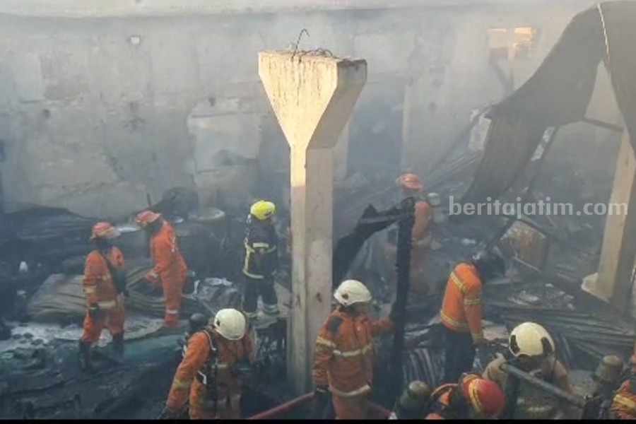 Gudang Tiner di Tambaksari Surabaya Ludes Terbakar Petugas DPKP Kota Surabaya saat melakukan pembasahan di Gudang Tiner, Tambaksari, Surabaya.