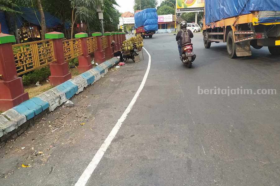 Pedagang Durian di Depan Masjid Cheng Hoo Pasuruan Digaruk Petugas Suasana depan Pasar Wisata Cheng Hoo yang masih didapati penjual durian dengan kendaraan roda dua.