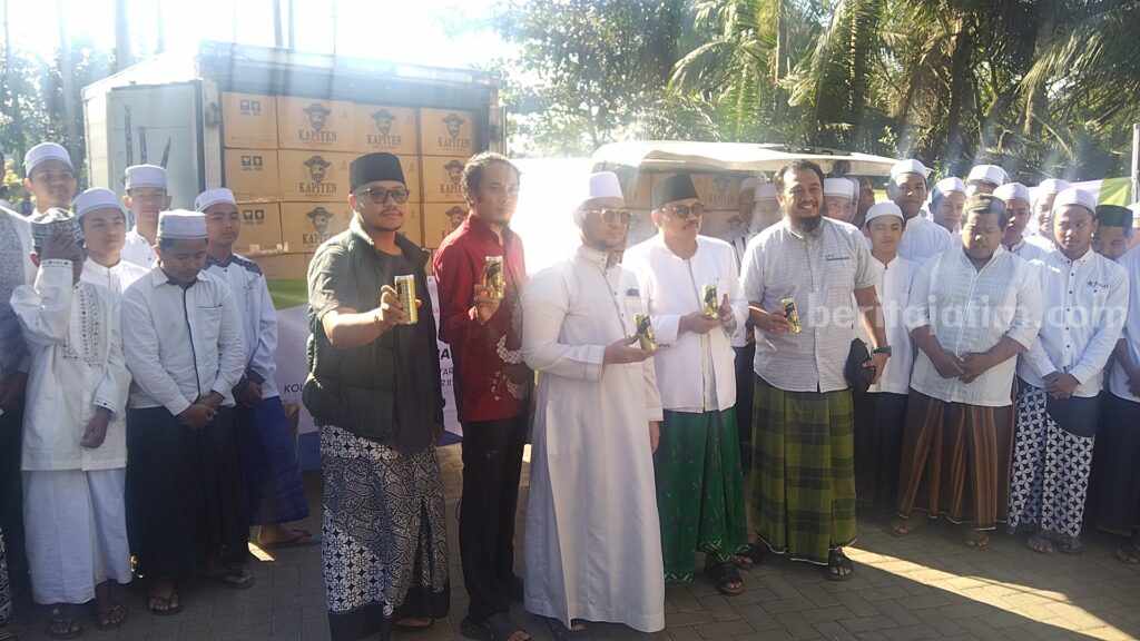 Pengasuh Ponpes An-Nur 2 Al Murtadlo, Kecamatan Bululawang, Kabupaten Malang, melepas pemberangkatan ekspor Kopi Kapiten Nusantara ke Malaysia, Jumat (21/7/2023) sore.