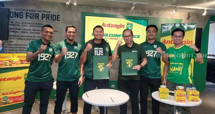 Azrul Ananda, Presiden Persebaya bersama Susilo Gunadi, GM Sales & Marketing PT Deltomed Laboratories didampingi para pemain menandatangani kerjasama. (Way)