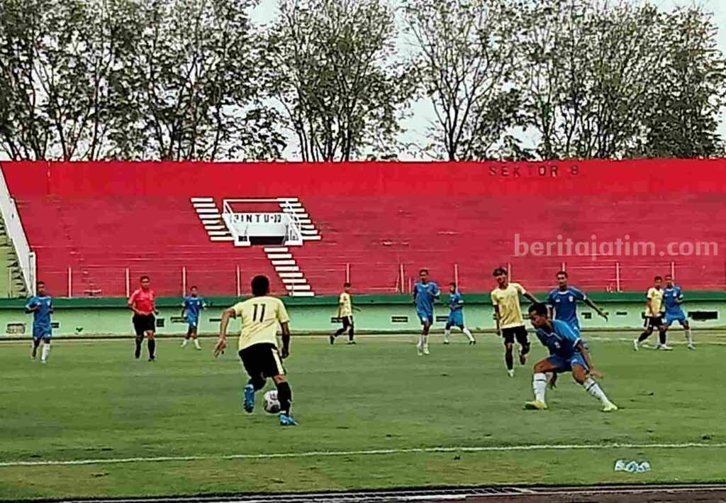 Pemain Gresik United saat melakoni laga uji coba melawan Bhayangkara U-21 di Stadion Gelora Delta Sidoarjo