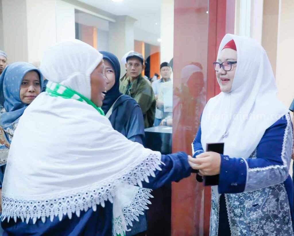 Salah satu jamaah haji KBIHU MWCNU Bungah, Gresik tiba di kampung halamannya