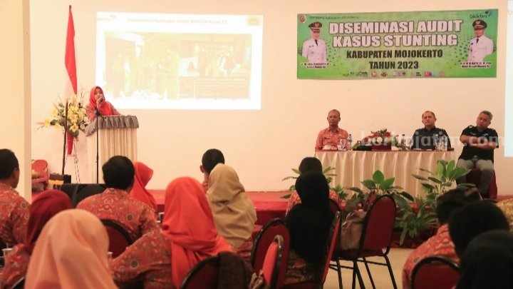 Bupati Mojokerto Ikfina Fahmawati saat menghadiri Diseminasi Audit Stunting tingkat Kabupaten Mojokerto tahun 2023 di salah satu rumah makan di Kota Mojokerto. [Foto : ist]