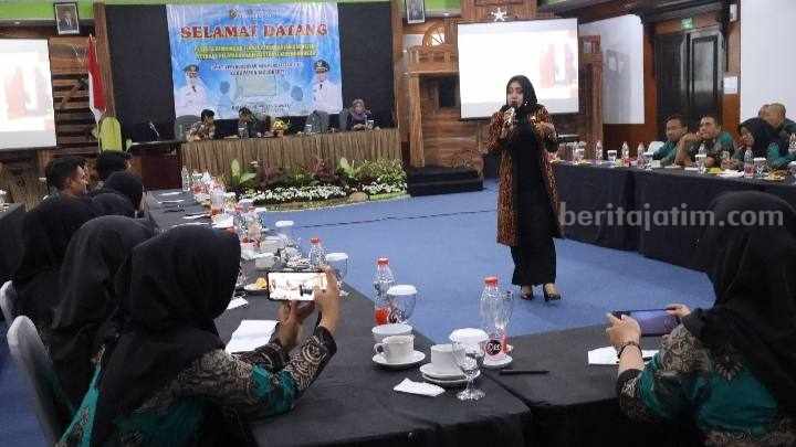 Bupati Mojokerto, Ikfina Fahmawati saat menghadiri bimbingan teknis peningkatan kapasitas petugas pelayanan Administrasi kependudukan di salah satu hotel di Kecamatan Trawas, Kabupaten Mojokerto. [Foto : ist]