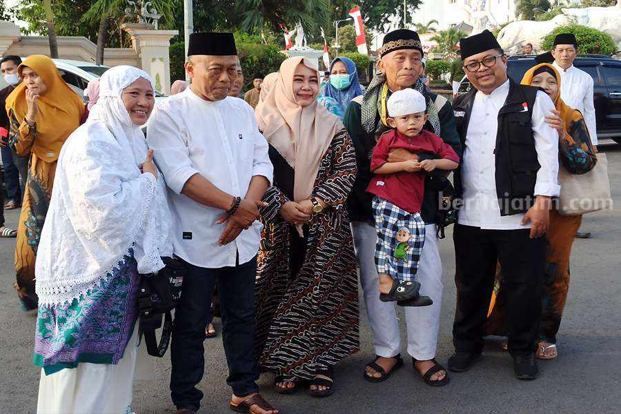 Salah satu jemaah haji berfoto bersama Bupati Sugiri Sancoko dan Wabup Lisdyarita. (Foto/Endra Dwiono/Beritajatim.com)