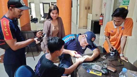 Petugas Damkar BPBD Kabupaten Mojokerto melepas cincin dari jari tangan Aryah. [Foto : ist]