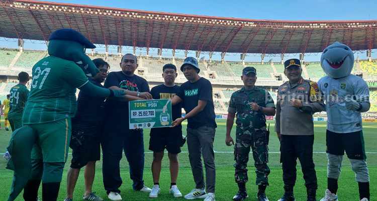 Perwakilan Bonek menyerahkam donasi di GBT Surabaya. (Way)