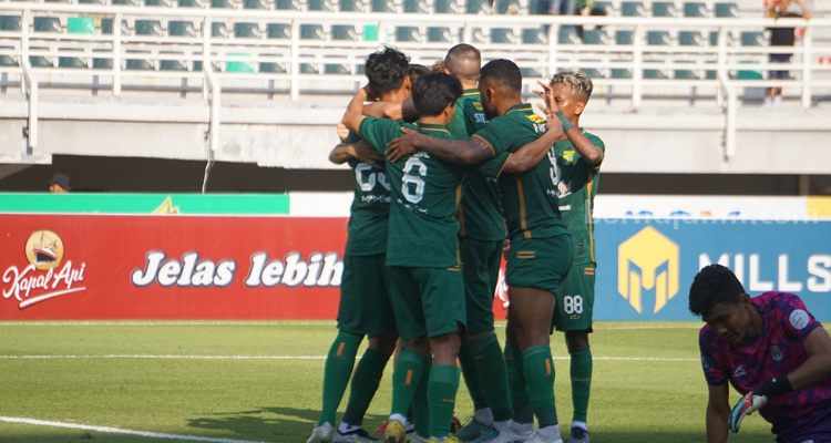 Aji Santoso: Persebaya Tak Ada Masalah dengan Pemain Asing