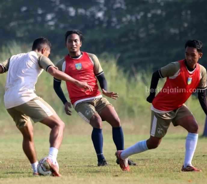 Pemain Gresik United saat menjalani sesi latihan
