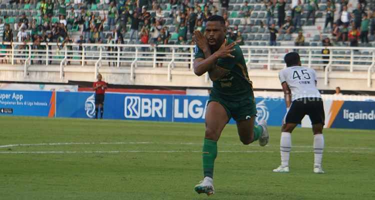 Persebaya Imbang, Aji Santoso Minta Maaf ke Bonek Paulo Victor selebrasi usai mencetak gol Rans Nusantara. (Way)
