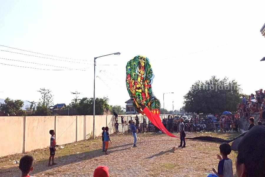 Festival Layang-layang Meriahkan Peringatan HAN di Ponorogo Layangan dengan model reog juga diterbangkan di Festival Layang-layang di Ponorogo. (Foto/Endra Dwiono/Beritajatim.com)