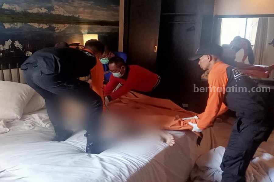 Petugas BPBD Kota Surabaya saat mengevakuasi jenazah dari Eko Setyo Santoso (42) alias DJ Riko di Salah satu hotel di Jalan Pemuda, Minggu (23/07/2023). (Foto/ist)