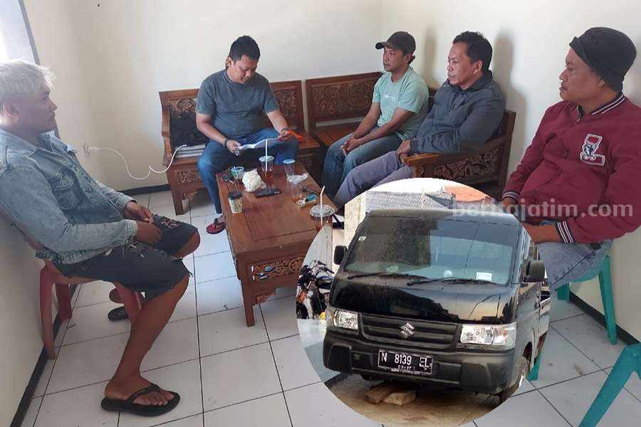 Barang bukti kendaraan pickup yang telah digadai oleh pelaku.