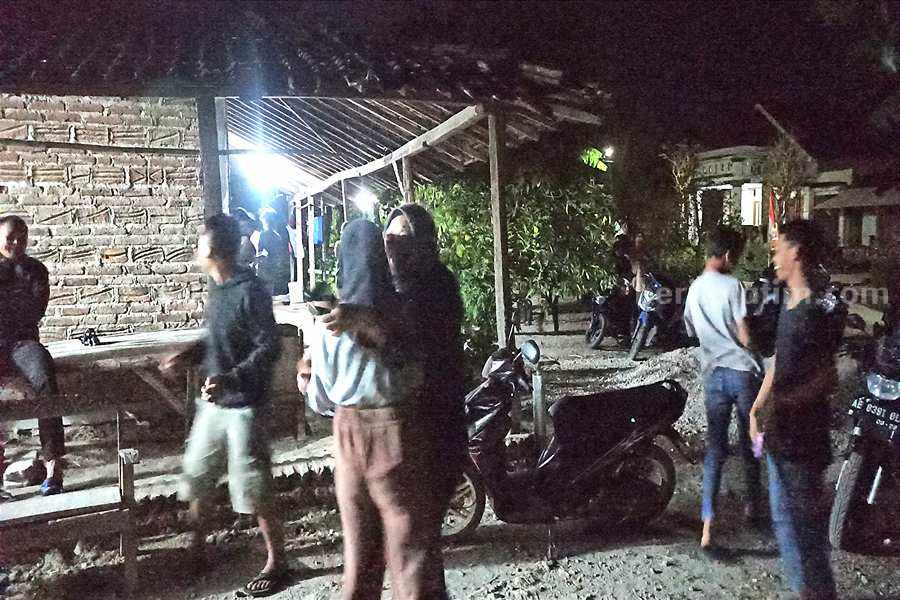 Gempa Pacitan, Lagi Enak Bahas Agustusan, Pemuda Ponorogo Berhamburan Keluar Beberapa pemuda dari Karang Taruna Damar Seto keluar rumah saat gempa bumi terjadi. (Foto/Endra Dwioni/Beritajatim.com)