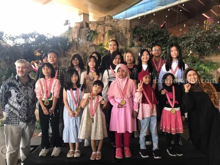 15 peserta dengan karya terbaik lomba menggambar bertema "Girl in Sport", yang diadakan oleh Lotus Arts Courses dan Konsulat Jenderal Australia di Surabaya. (Foto: Tim Lotus Art Courses)