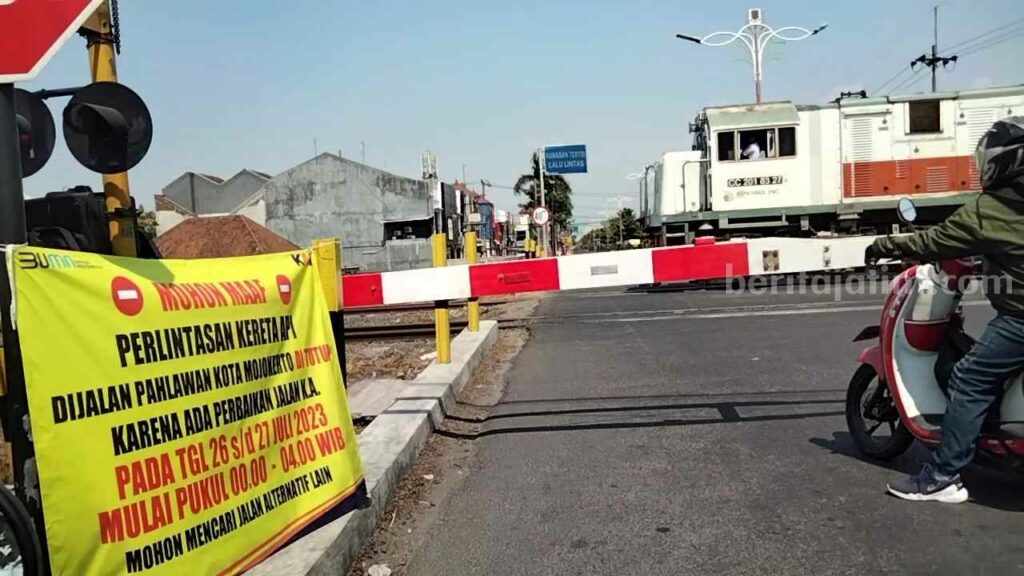 Pemberitahuan penutupan jalur di perlintasan KA di Jalan Pahlawan Kota Mojokerto. [Foto : Misti/beritajatim.com]