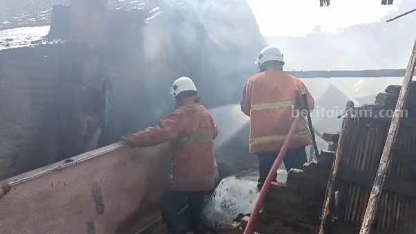 Petugas Damkar BPBD Kabupaten Mojokerto berupaya memadamkan api yanh membakar home industri pembuatan tempe di Dusun Tegalsari RT 18 RW 05, Desa Jabon, Kecamatan Mojoanyar, Kabupaten Mojokerto. [Foto : ist]