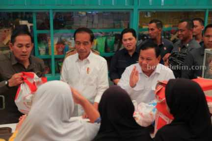 Jokowi-Prabowo-Erick Bareng di Jatim, Pengamat: Dukungan Presiden Semakin Jelas Presiden Joko Widodo (Jokowi) saat ditemani Menteri Pertahanan Prabowo Subianto dan Menteri BUMN Erick Thohir.