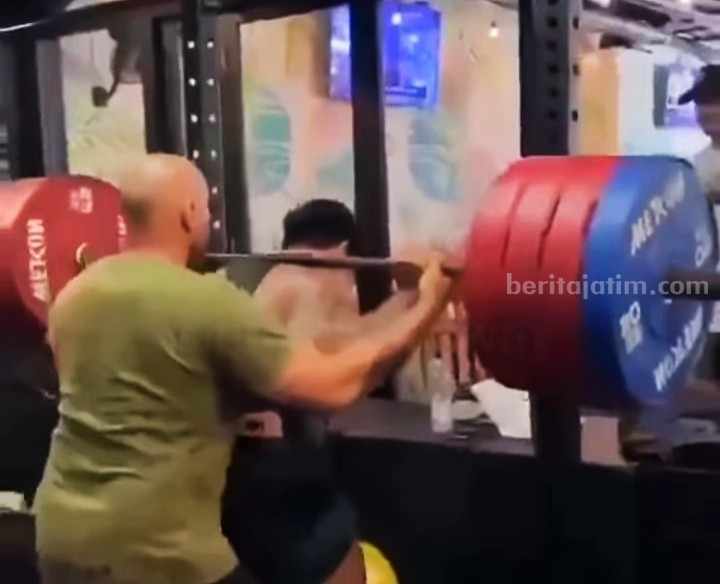 Tangkapan layar saat Justyn Vicky sedang mengangkat barbel dengan berat 210 kg.