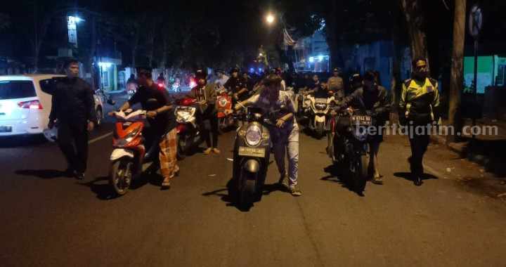 Personil Polres Pamekasan, mengamankan sejumlah pemuda yang terlibat aksi balap liar di Pamekasan.