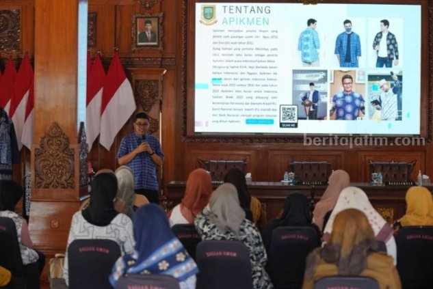 Narasumber Agus Tri Santoso saat pembinaan kreativitas bagi para perajin batik Kota Mojokerto di Pendopo Sabha Krida Tama Rumah Rakyat. [Foto : ist]