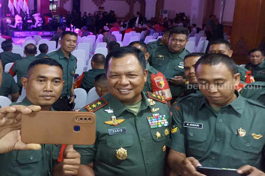 Pangdam V Brawijaya Gelar Babinsa Award 2023 untuk Apresiasi Babinsa Jawa Timur Mayjend TNI Farid Makruf (tengah) saat selfie bersama dengan para Babinsa yang hadir di Babinsa Award 2023. (Foto/Anggadia).
