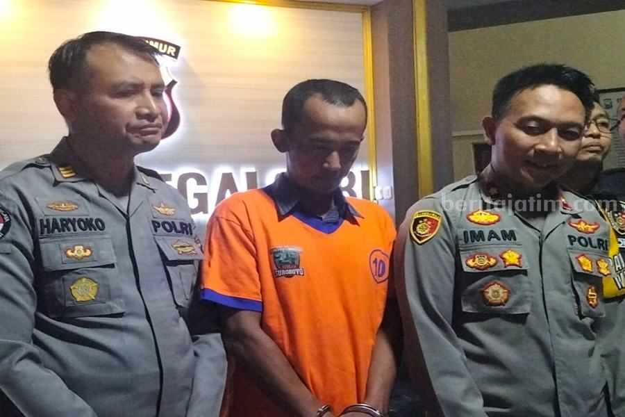 Diki Arfian (43) (tengah) saat dirilis di Polsek Tegalsari, Selasa (25/07/2023). (Foto/ist).