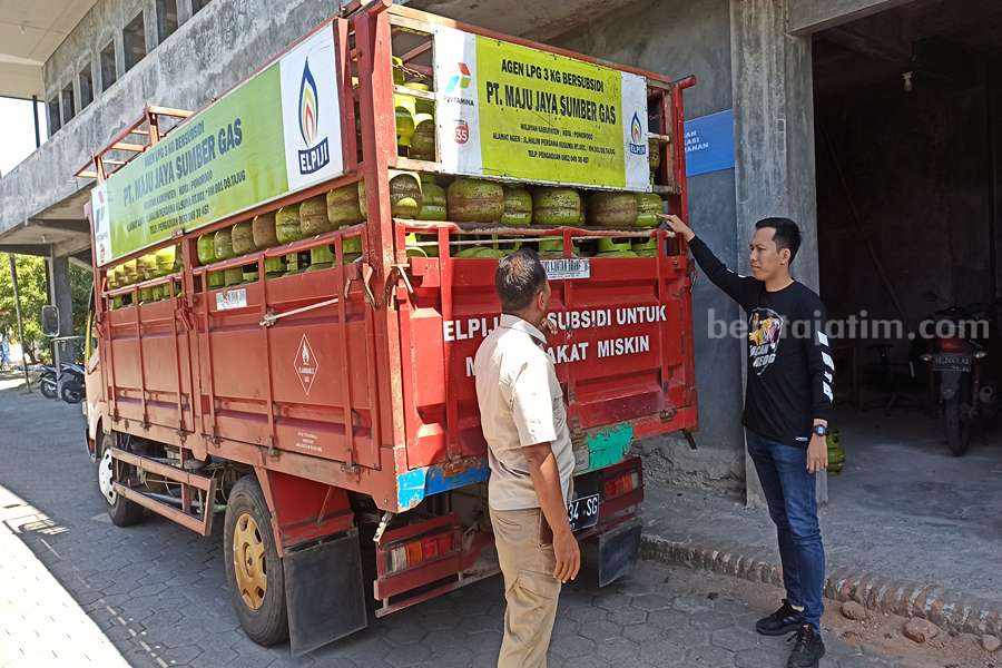 Ada Indikasi Kelangkaan Gas LPG di Ponorogo, Begini Langkah Polres Kasat Reskrim AKP Nikolas Bagas Yudi Kurnia dan jajaran saat melakukan pengecekan di SPBE Polorejo Kecamatan Babadan Ponorogo. (Foto/Endra Dwiono/Beritajatim.com)