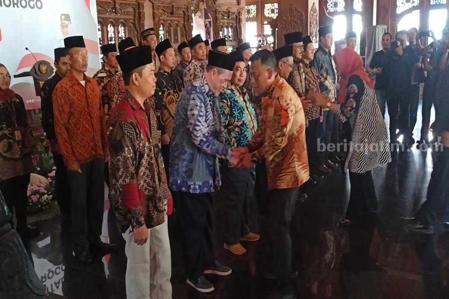 Dorong Literasi Digital, Kabupaten Ponorogo Bentuk KKD Bupati Sugiri Sancoko saat memberi selamat kepada anggota KKD yang baru saja dikukuhkan. (Foto/Endra Dwiono)