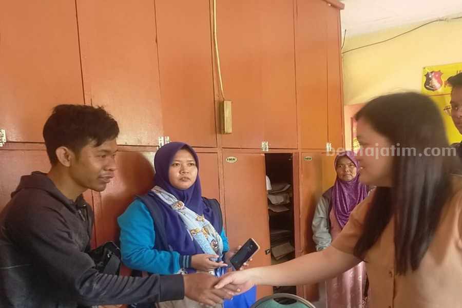 Pelaku Hendri Susilo (kiri) bersalaman dengan korban tanda permasalahan selesai di Polsek Tambaksari, Rabu (26/07/2023). (Foto/ist)
