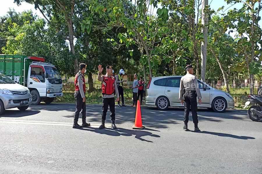 Petugas dari Dishub Jatim dan Satlantas Polres Ponorogo saat melakukan operasi di jalan Raya Ponorogo Madiun atau di depan Kantor Kecamatan Babadan. (Foto/Endra Dwiono/Beritajatim.com)