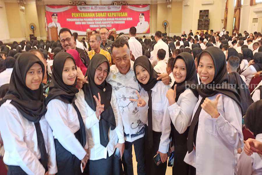 Bupati Ponorogo Serahkan SK PPPK kepada 492 Tenaga Honorer Bupati Sugiri Sancoko diajak berswafoto dengan para tenaga honorer yang baru saja diangkat menjadi ASN lewat program PPPK. (Foto/Endra Dwiono/Beritajatim.com)