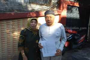 Bakri dan istrinya. Korban penipuan di Surabaya dengan kerugian Rp750 juta. (Foto/Anggadia).