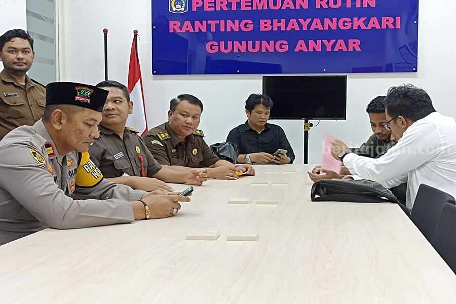 Proses saat Galuh Firmansyah keluar dari penjara Polsek Gunung Anyar, Kamis (27/07/2023). (Foto/Anggadia).