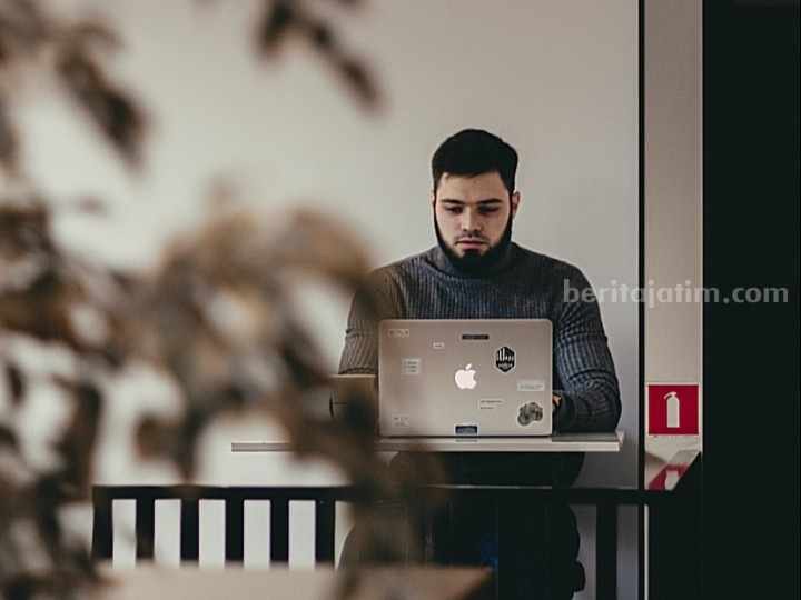 Ilustrasi seseorang yang kecanduan nonton bokep atau konten porno. (Sumber foto: Sarazh Izmailov/Pexels)