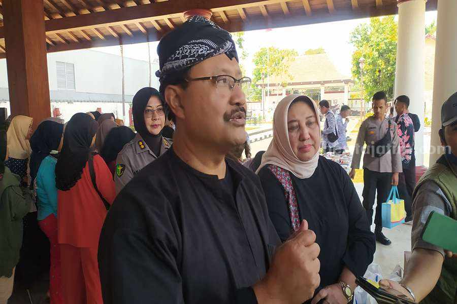 Walikota Pasuruan, Saifulah Yusuf bersama Perwakilan Kepala BKKBN Jatim, Maria Ernawati.