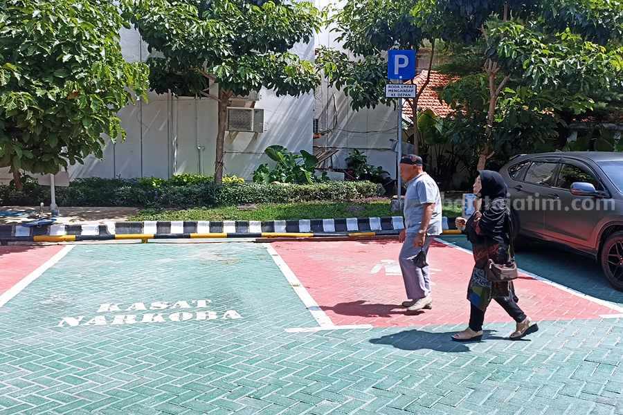Bakri (77) dan Istrinya saat mendatangi Polrestabes Surabaya untuk menanyakan kasus yang dialami, Jumat (28/07/2023). (Foto/Anggadia).