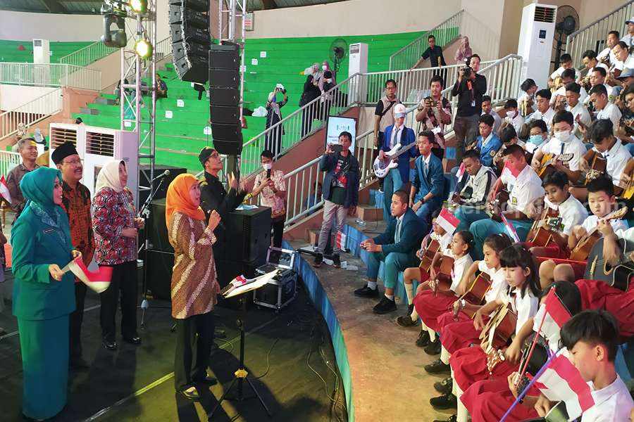 Gubernur Jatim, Khofifah Indar Parawansa saat bernyanyi bersama dengan orkestra cilik Pasuruan.