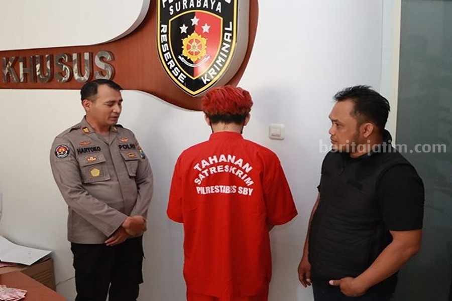 Kasihumas Polrestabes Surabaya, AKP Haryoko Widi bersama Mami Elga (rambut merah) di Unit PPA Satreskrim Polrestabes Surabaya, (Foto/ist).