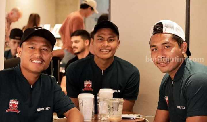Kapten Madura United FC, Fachruddin Aryanto (tengah) bersama pemain lain saat bersiap menuju Banjarmasin, di Bandara Juanda, Jum'at (28/7/2023). [Gambar: Madura United]