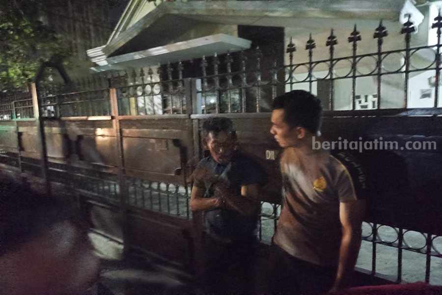 Salah satu pelaku yang diamankan Polsek Simokerto.