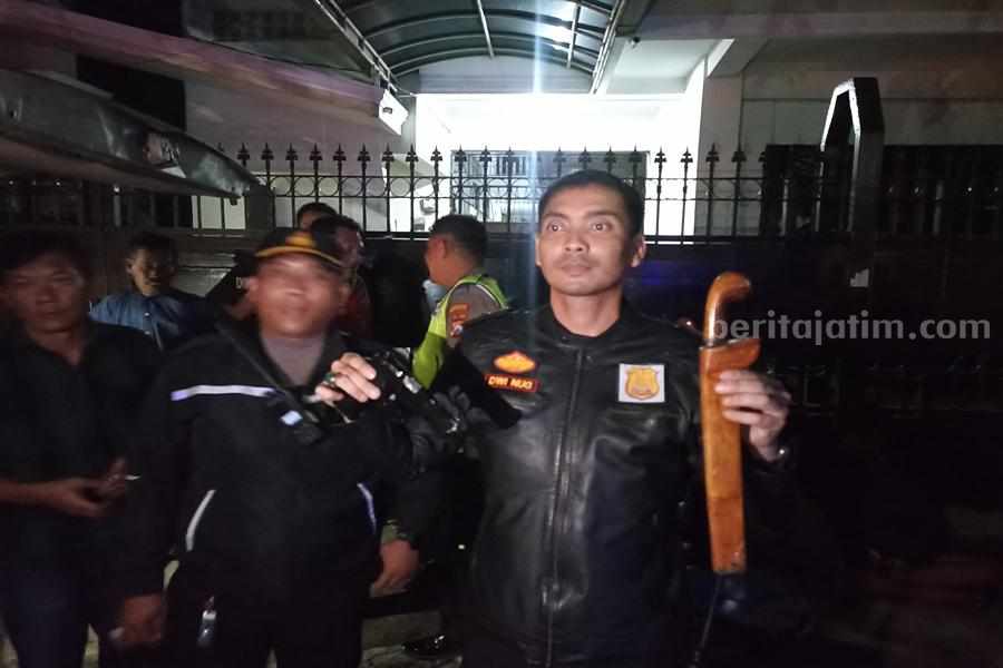 Kapolsek Simokerto, Kompol Dwi Nugroho saat mengamankan barang bukti senjata tajam dan airsoftgun. (Foto/Anggadia).