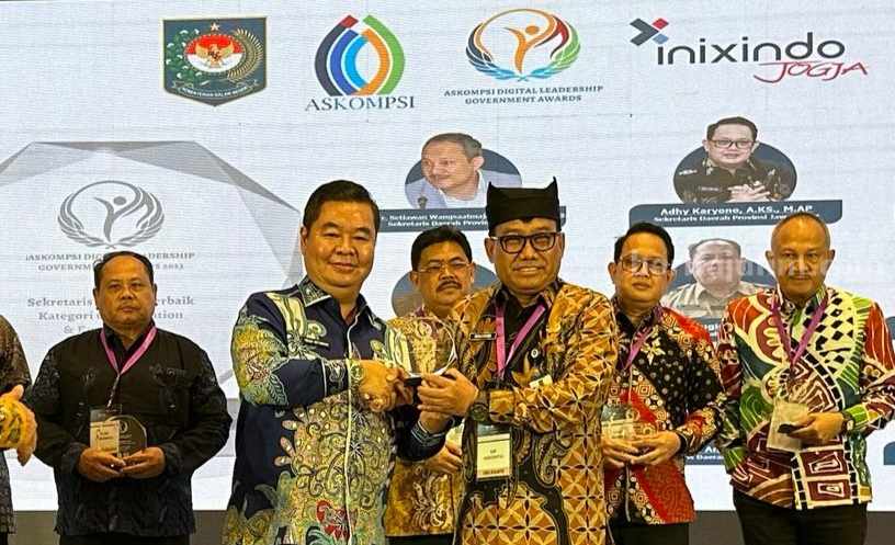 Sekretaris Daerah Kabupaten Banyuwangi, Mujiono saat menerima penghargaan.